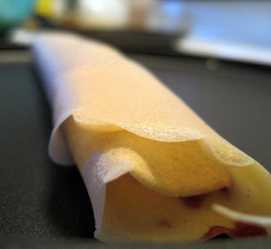 Keeping a crepe hot on a pan