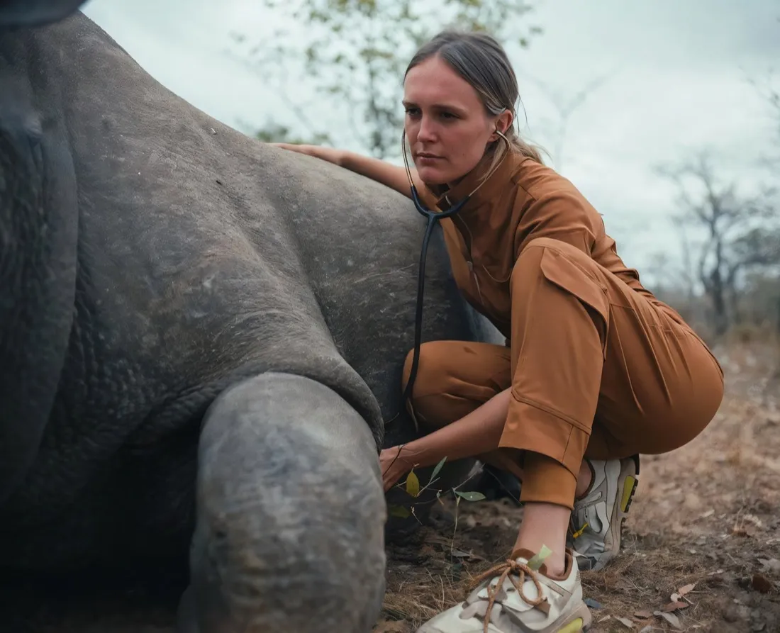 Chloe Buiting of Jungle Doctor with a rhino